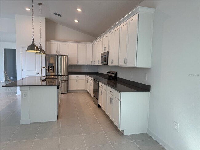 Foto del edificio - 7117 Dilly Lake Ave