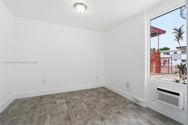 Foto del edificio - 8430 Crespi Blvd