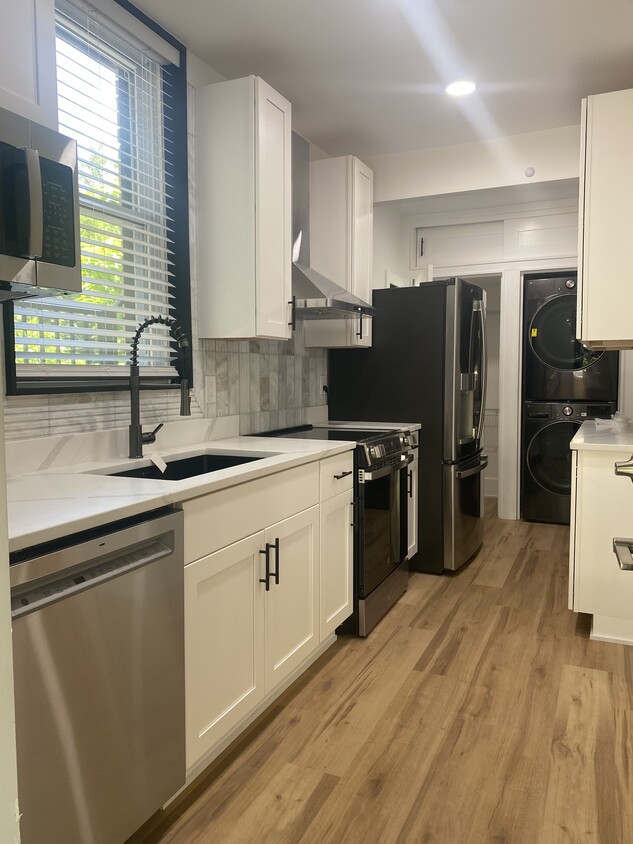Full kitchen with in-unit laundry and coffee bar - 3409 Fernside Pl