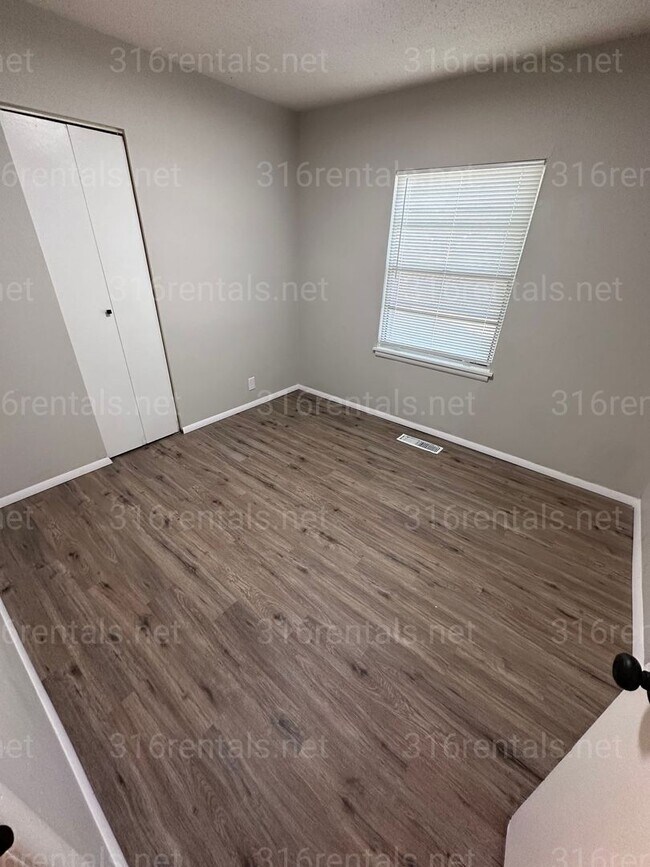 Building Photo - $1050 - 3 bedroom / 1 bathroom - Beautiful...