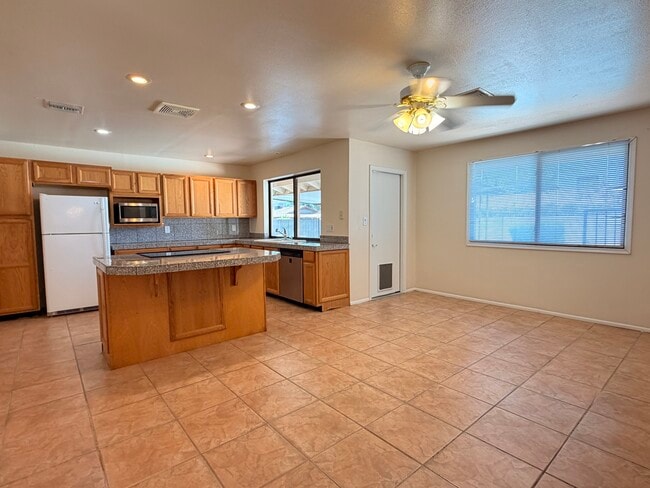 Building Photo - 2163 E Manhatton Dr