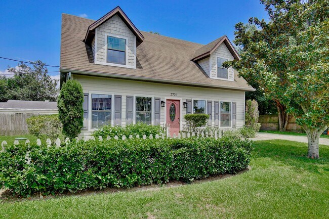 Building Photo - Lovely 3/2.5 Spacious Home with a Large Backyard in an Unbeatable Location near Downtown Orlando!