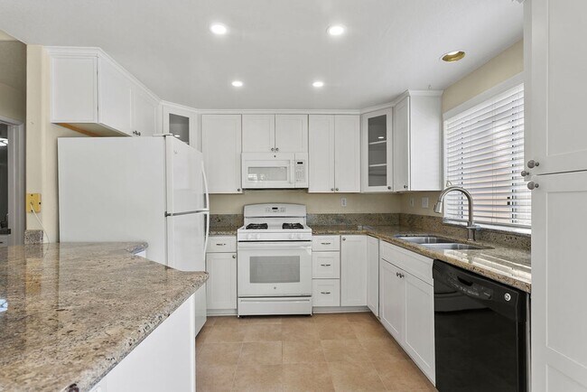Foto del edificio - Stylish 2-Bedroom Townhouse in Marina Hills