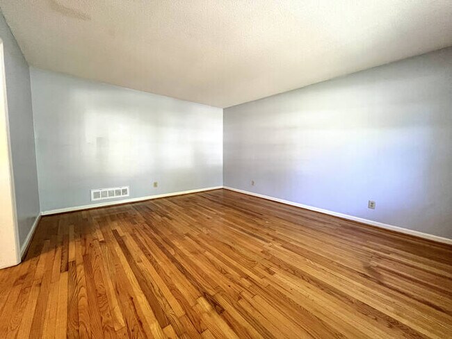 Building Photo - 212 Avery Lane