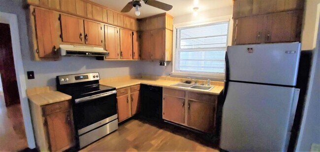 Building Photo - 3603 Lakewood Dr