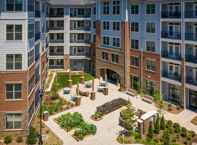 Patio comunitario - Overture Cary 55+ Active Adult Apartment H...