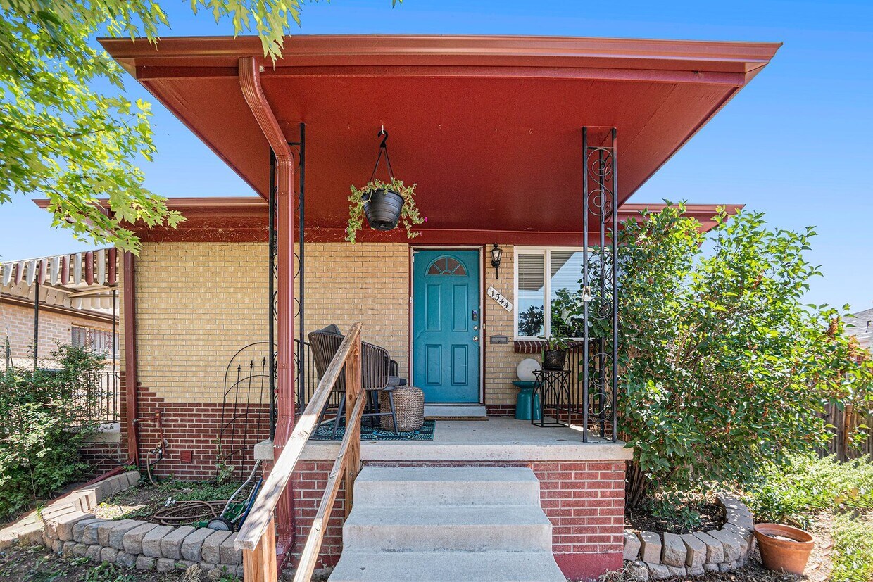 Foto principal - Updated 2 Bed | 1.5 Bath Upper Duplex Near...