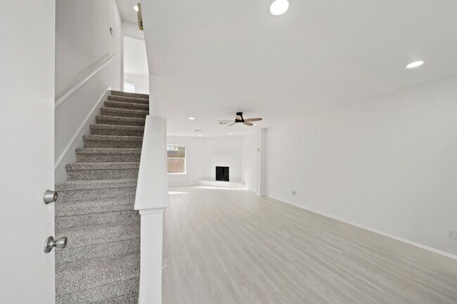 Foto del edificio - "Charming 3-Bed Townhouse Oasis with 2.5 B...