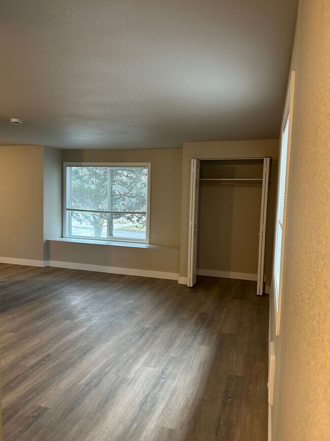 Building Photo - (951) 9th Street 6 plex Studio / 1 Bathroom