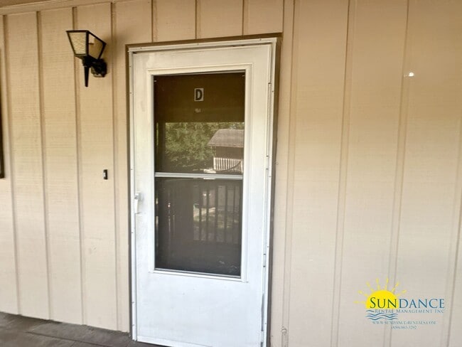 Building Photo - Quaint 2 Bedroom Upstairs Unit in Fort Walton Beach!