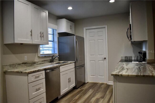 Building Photo - 902 N Excelda Ave