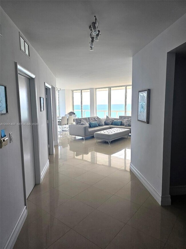 Foto del edificio - 6365 Collins Ave
