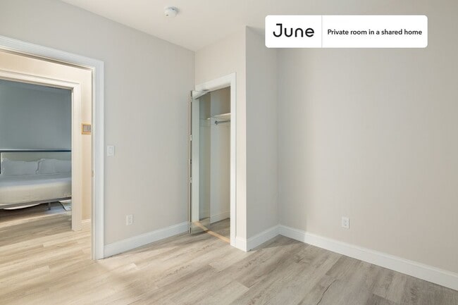 Building Photo - Private bedroom in 5 bed/2 bath Home