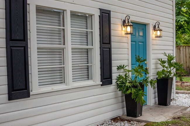 Building Photo - 1/1 Walk to downtown! $1300/month UTILITIE...