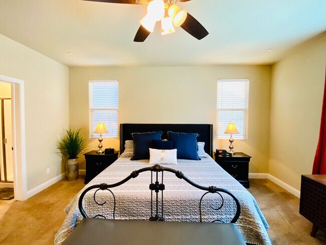 Foto del edificio - $2,895 Temperance & Clinton, 5 Bedrooms - ...