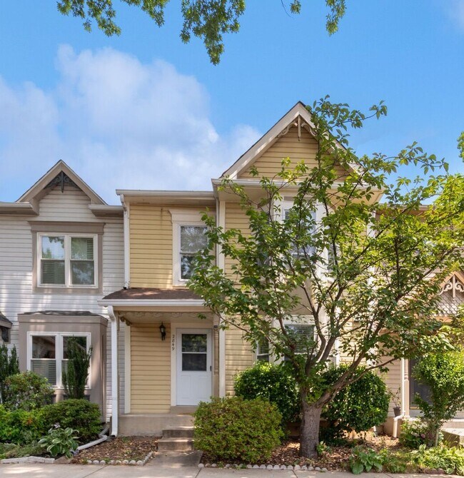 Foto del edificio - Spacious 3br Townhome with Deck& Patio. Ready NOW w/ Move-in Special!!!!