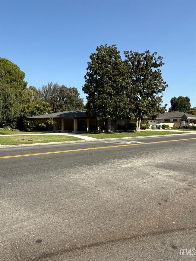 Building Photo - 400 Fairway Dr