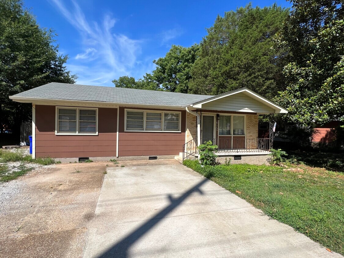 Primary Photo - 1615 Jackson Rd