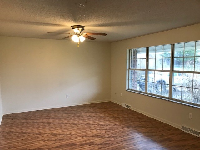 Building Photo - 143 Irvin Ct