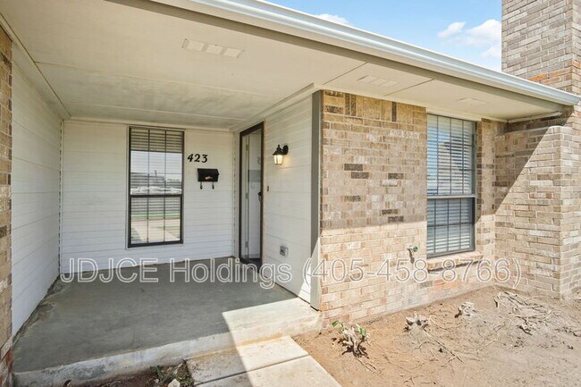 Building Photo - 423 W Curtis Dr
