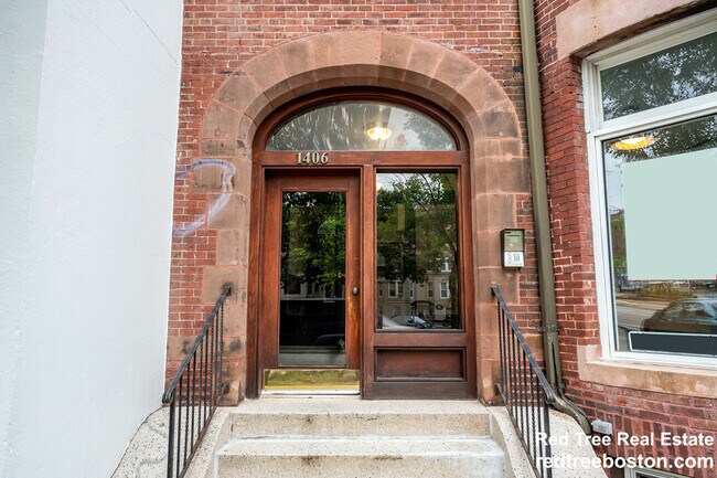 Foto del edificio - 1404 Beacon St