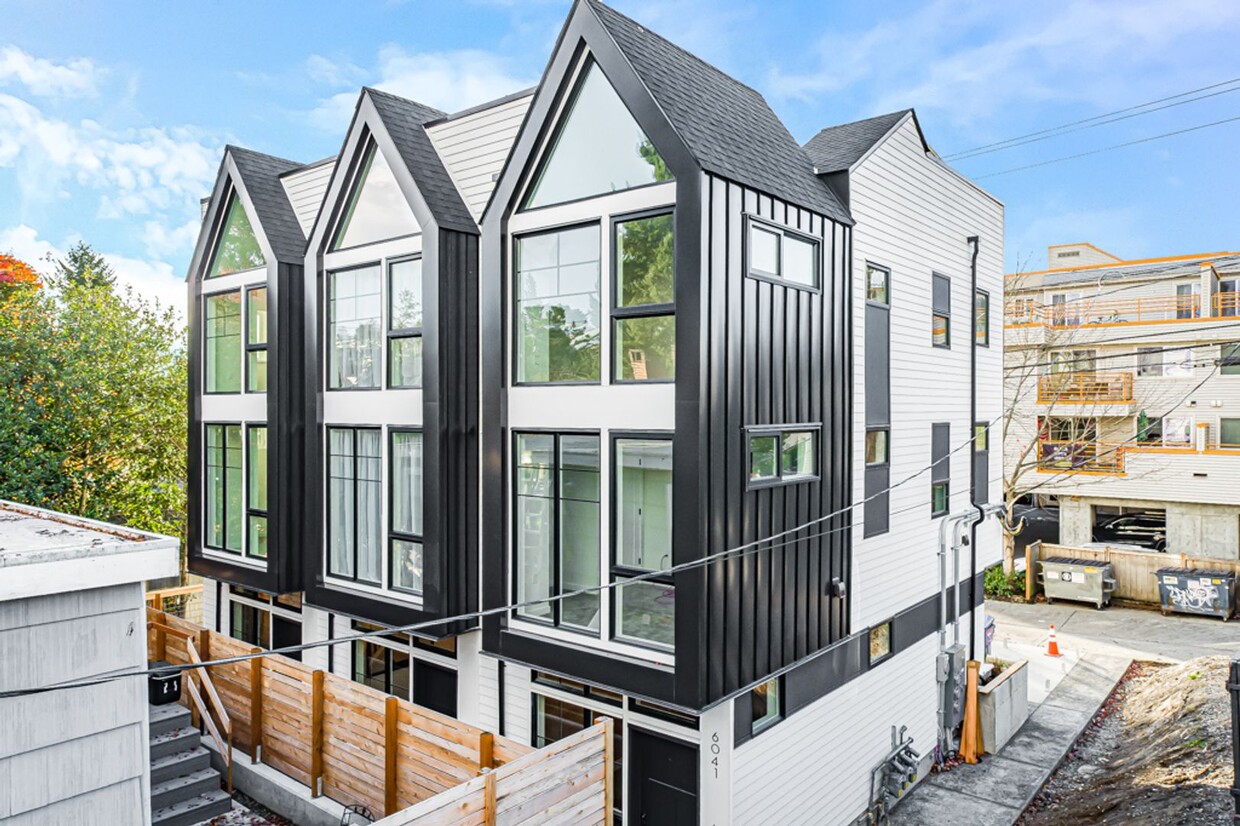 Primary Photo - Rooftop Deck, Parking and AC