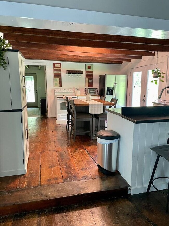 Building Photo - Cottage-style single-family home