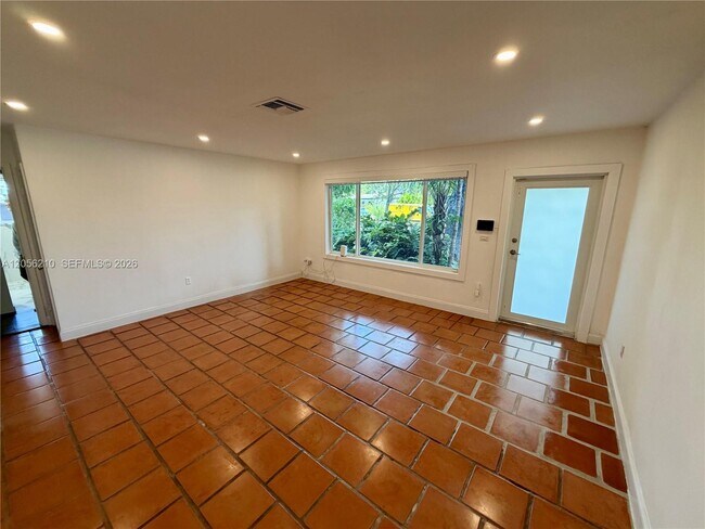 Foto del edificio - 9340 Jamaica Dr