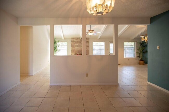 Building Photo - 3022 Frontier Dr