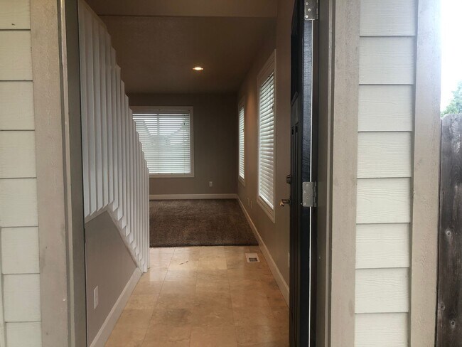 Building Photo - Newer 3 bedrooms 2.5 bathroom townhouse! MOVE IN SPECIAL!