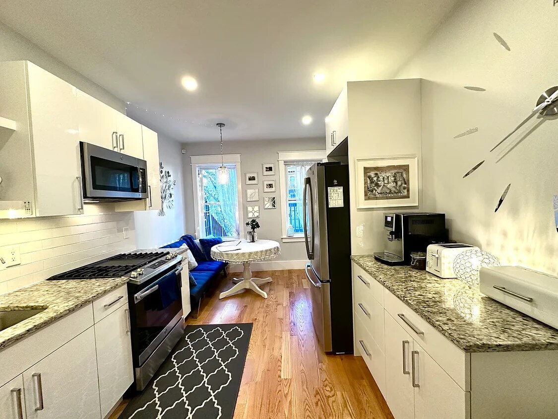 Primary Photo - 326 Chelsea St