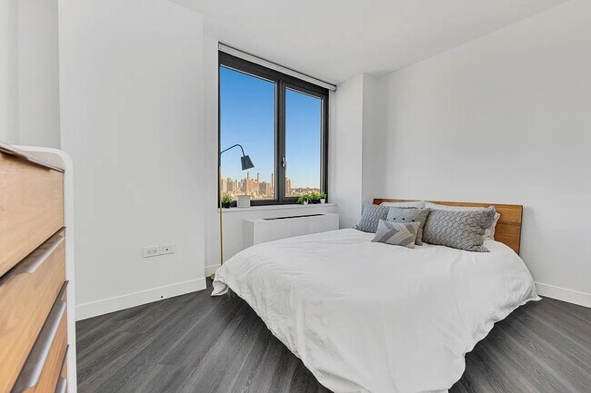 Building Photo - 250 E Houston St