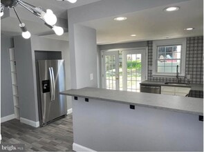 Building Photo - 425 Main St