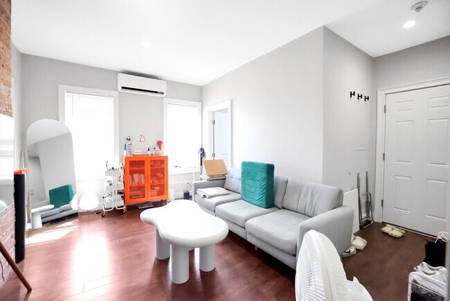 Foto del edificio - 284 E 8th St