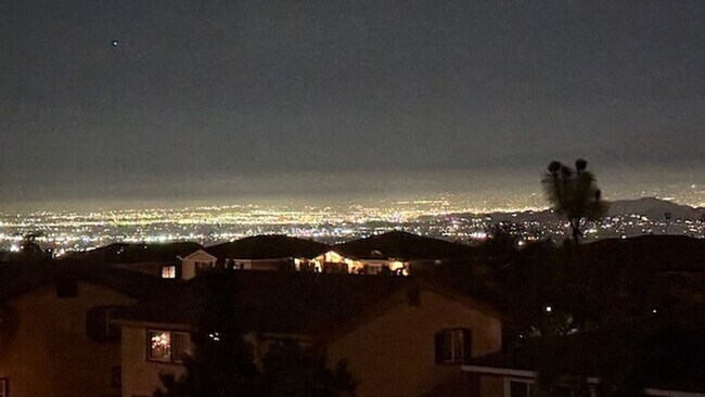 Foto del edificio - Luxurious 4-Bedroom View Home in Desirable...
