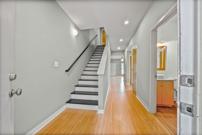 Foto del edificio - Large 2 Bedroom Condo For Rent Near Historic Downtown Clarksville!