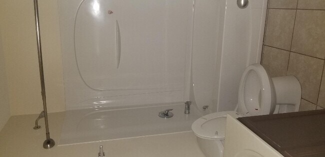 Foto del edificio - 801 Burcale Rd