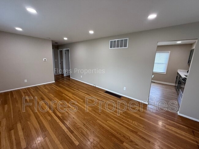 Building Photo - 1136 Pauline Ave