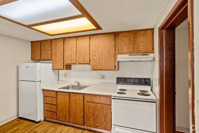 1BR, 1BA - 576SF - Kitchen - Shadetree
