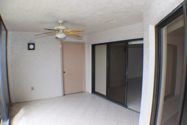 Foto del edificio - 2/2 Condo with Marina and River Views-Includes cable and water