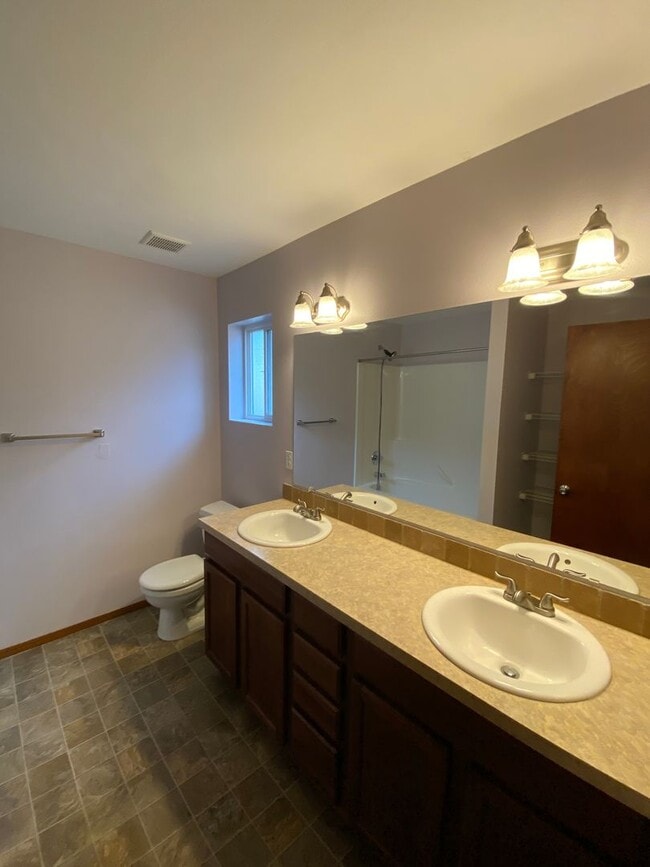 Building Photo - Kent Rambler for rent in cul-de-sac