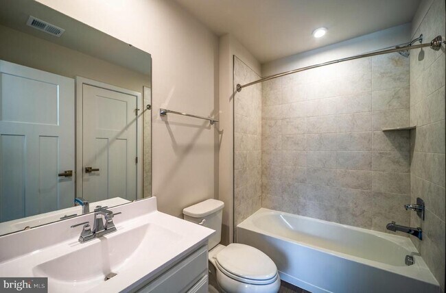 Building Photo - 14064 Sunrise Valley Dr