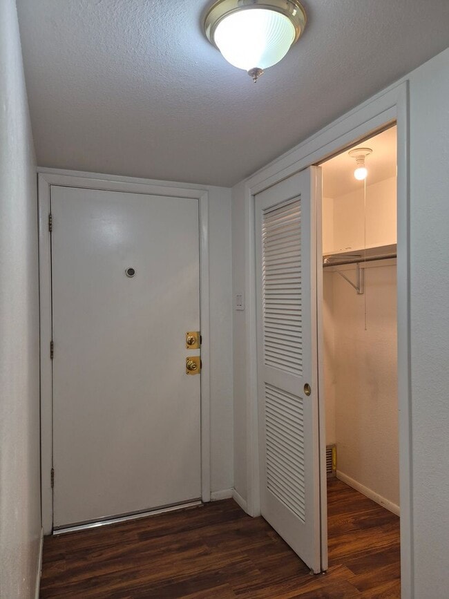 Building Photo - 925 Country Club Dr SE