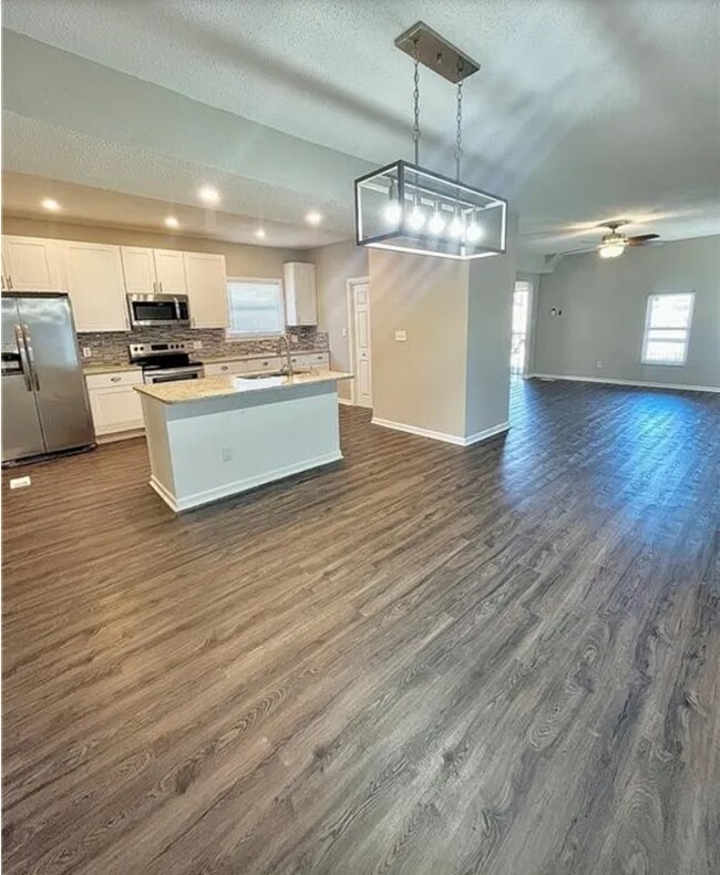 Foto del edificio - Welcome to this charming 3-bedroom, 2-bath...
