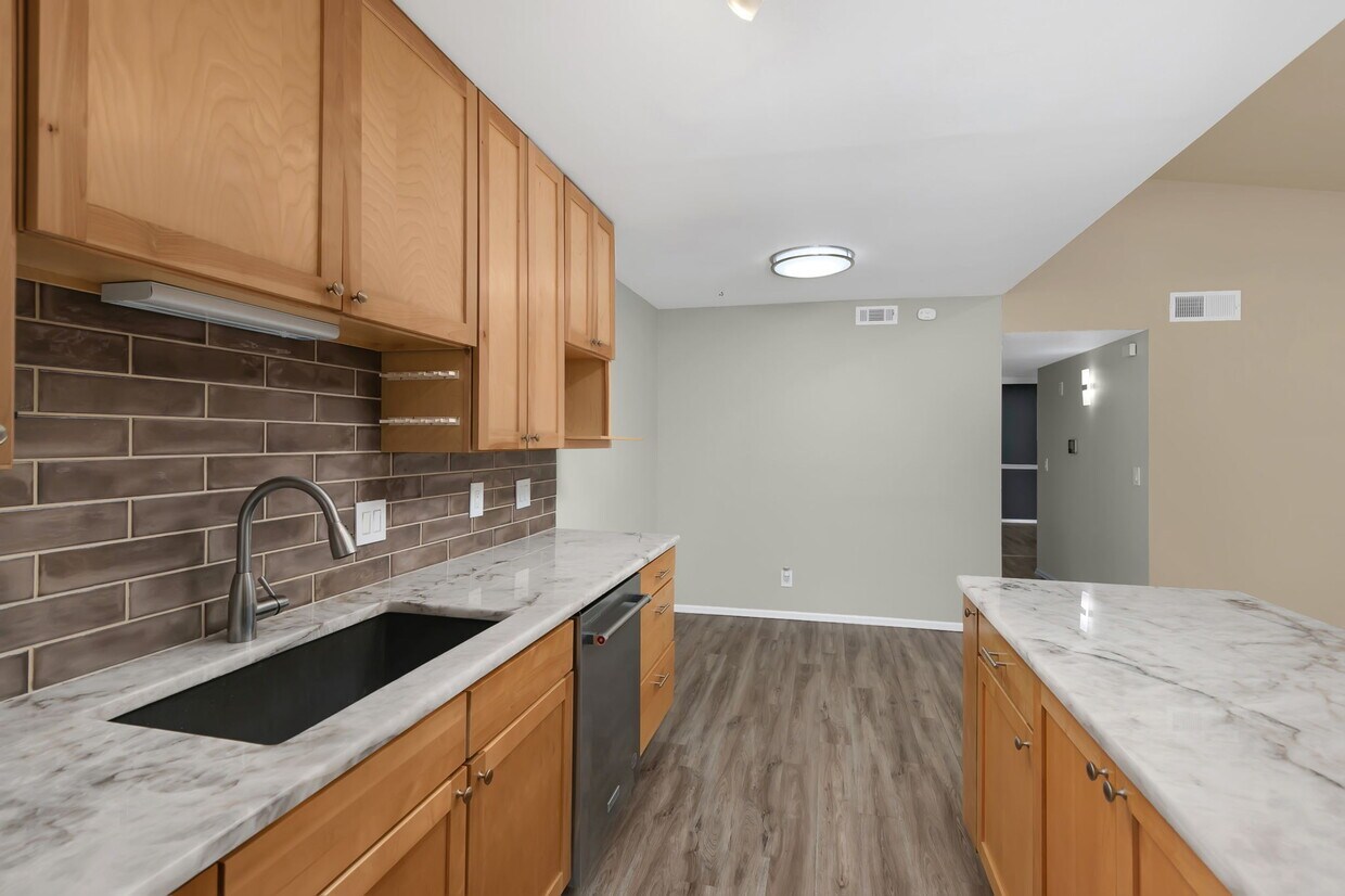 Primary Photo - 902 S Walden St