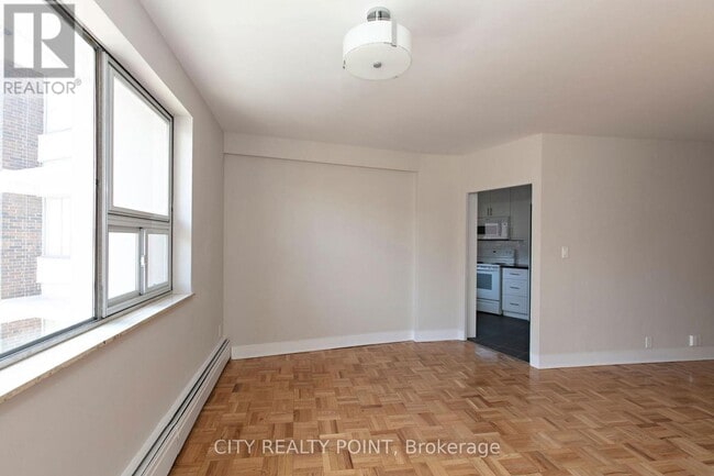 Building Photo - 9-309 Deer Park Crescent