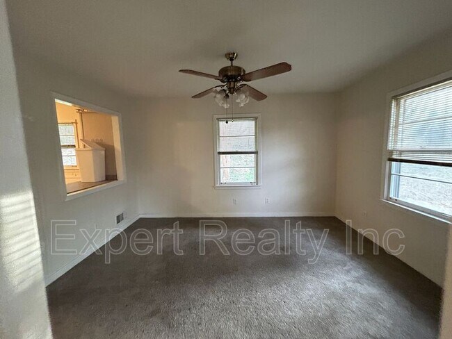 Foto del edificio - 2249 4th Pl Cir NE