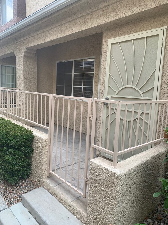 Building Photo - 3 BEDROOM, 2.5 BATH GATED COMMUNITY 2 YR L...