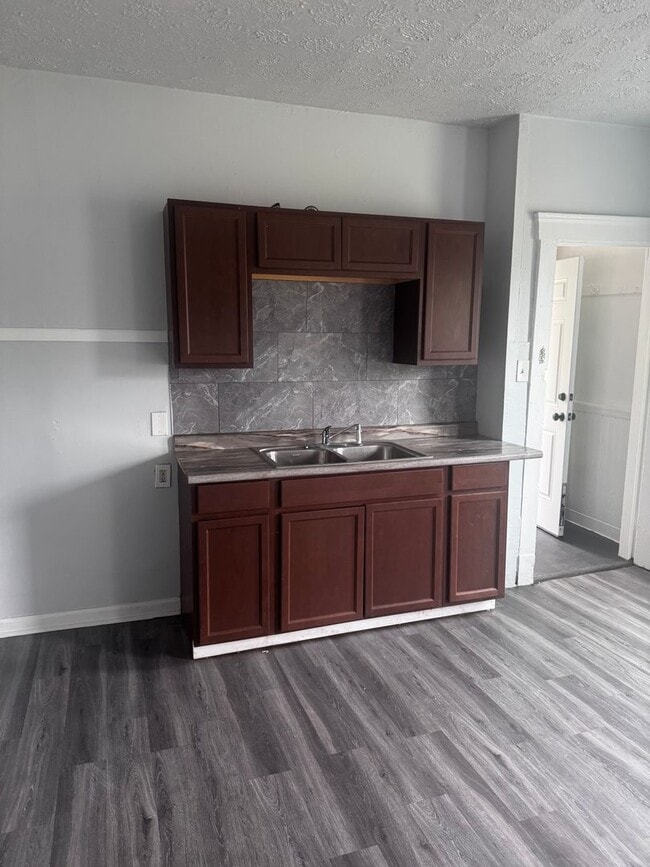 Building Photo - 4 bedroom 2 bath