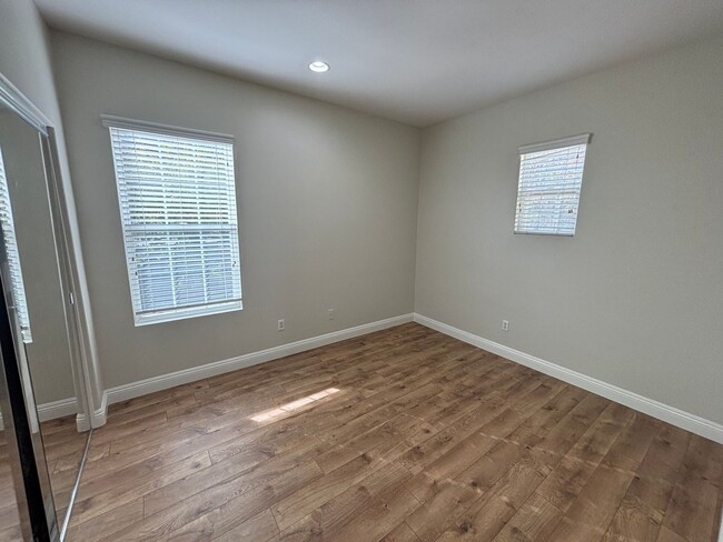 Foto del edificio - Spacious 4-Bedroom Home with Downstairs Bed/Bath & Full Community Access in Valencia!